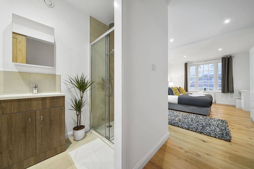 Eton Townhouse | 5 Beds | Castle Views | Parking | Prime High Street Location in Eton, Berkshire