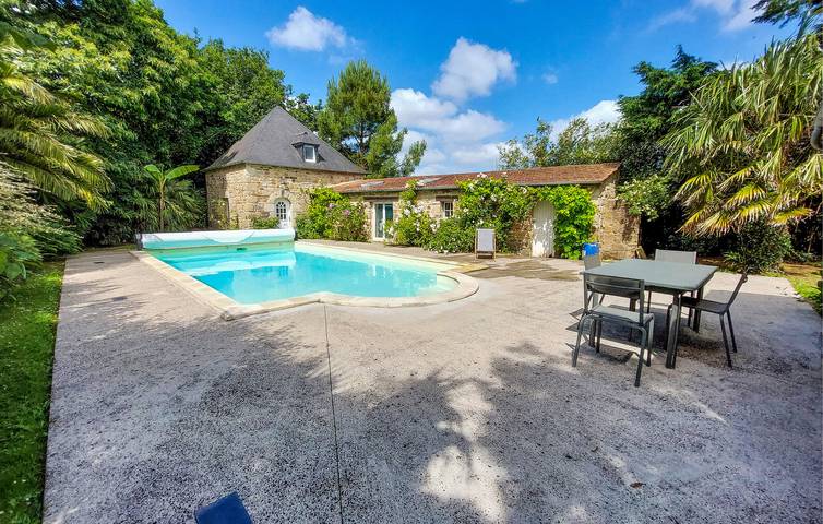 Location de vacances pour 10 personnes, avec jardin ainsi que piscine et terrasse à Ploubezre - 2