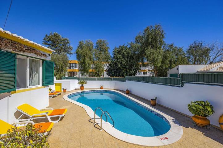 Villa Pinheiro Oura by Villa Plus in Albufeira e Olhos de Água, Faro Distrikt