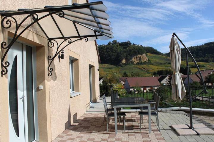 Location de vacances pour 6 personnes, avec Balcon et Terrasse ainsi que Jardin et Vue à Voiteur