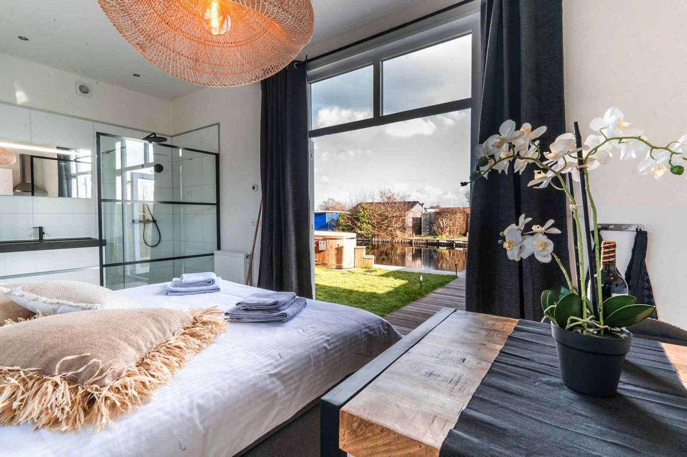 Luxe 2 persoons Tiny House met Hottub en Sauna aan de Vinkeveense Plassen in Vinkeveen, Groene Hart