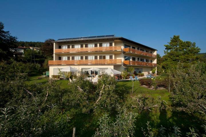 B&B, mit Balkon und Terrasse sowie Garten und Seeblick in Pörtschach am Wörthersee