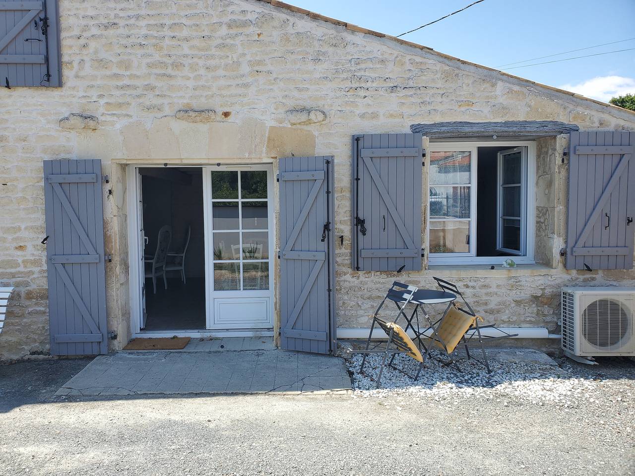 Gîte romantique charentais avec terrasse partagée, Wi-Fi et climatisation in Le Thou, Région de Rochefort