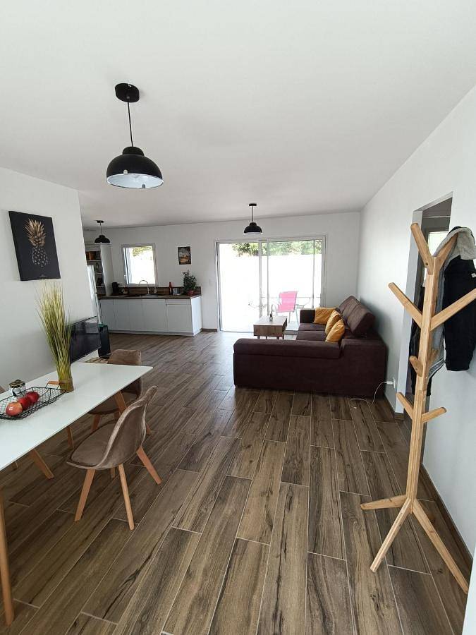 Location de vacances pour 6 personnes, avec terrasse et jardin à La Jarrie - 2