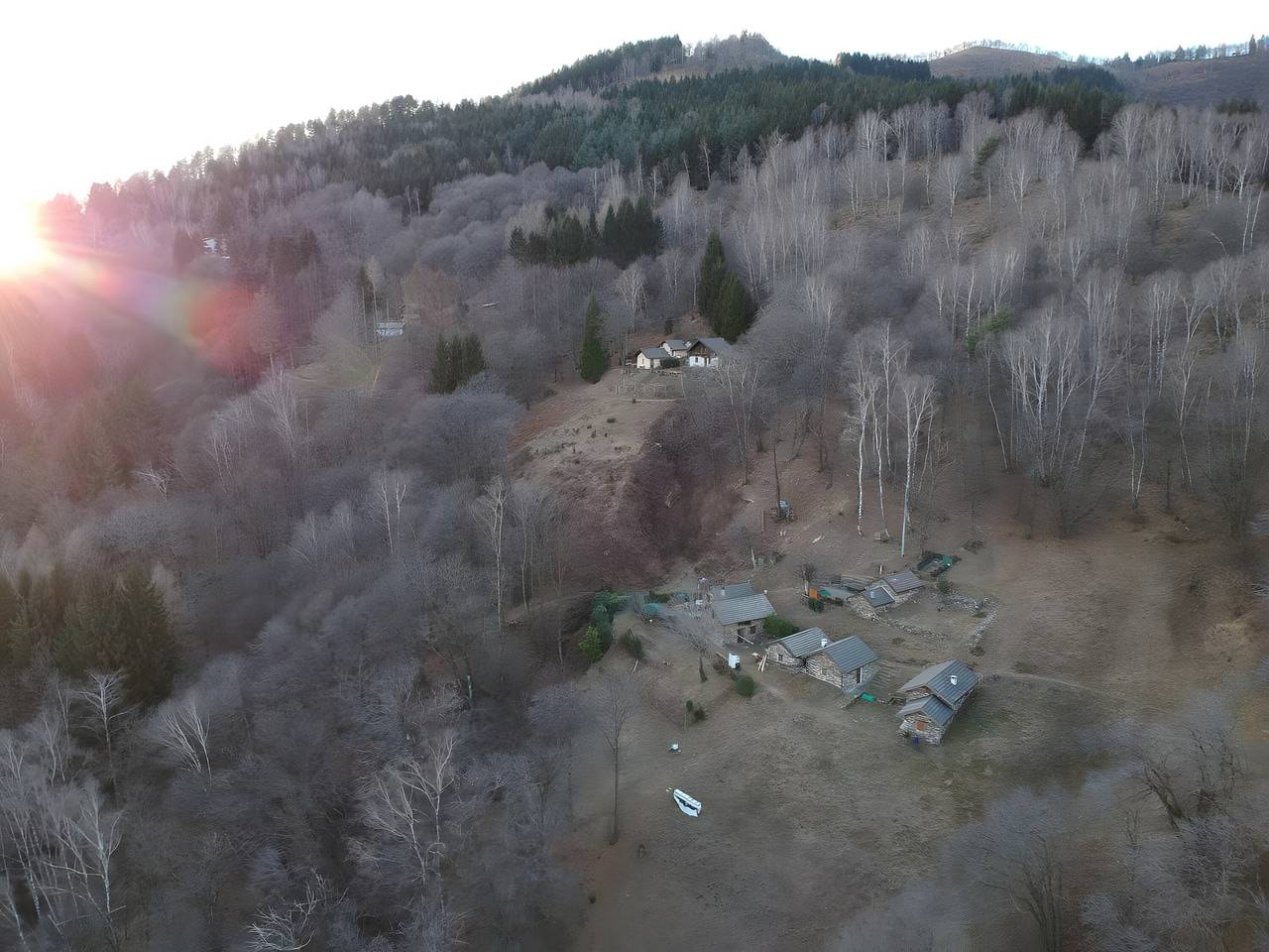 Die Berghütte im Wald des zauberhaften Val Grande in Miazzina, Tessiner Alpen