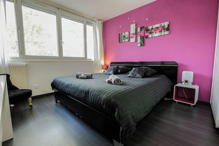 Apartamento entero, ★ Le Célestay ★ 90 m² con balcón y estacionamiento - Al pie del tranvía - Centro Lyon ❤️ in Villeurbanne, Lyon region