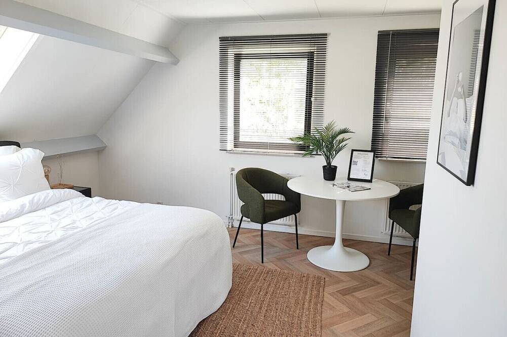 Guesthouse at the Amstel river. 2 Private rooms + bathrooms. Close to Amsterdam. in Groene Hart