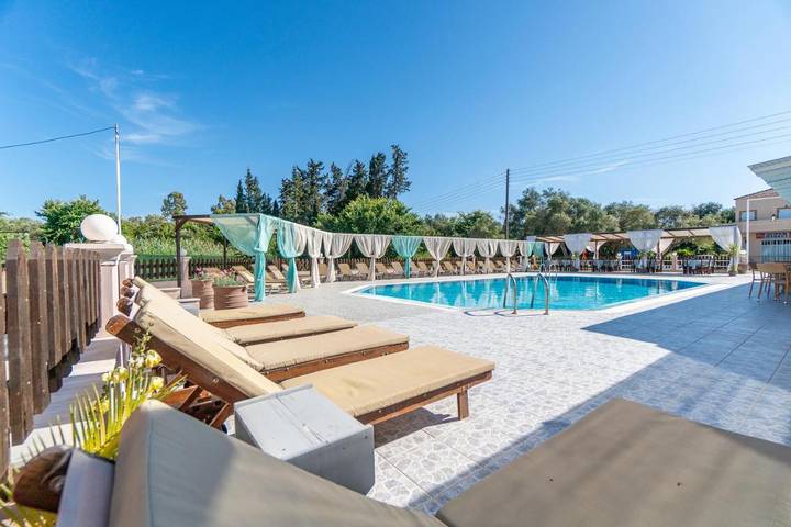 Apartahotel para 2 personas, con piscina y jardín en Corfú