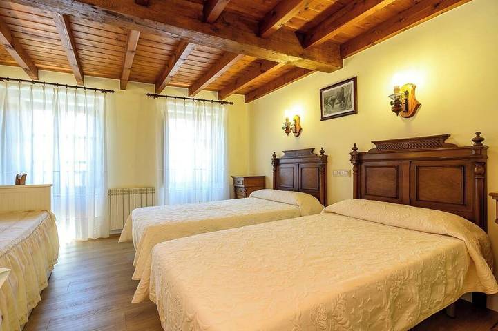Ideal Para Descansar O Hacer Turismo Con La Familia Y Amigos. in Alles, Peñamellera Alta