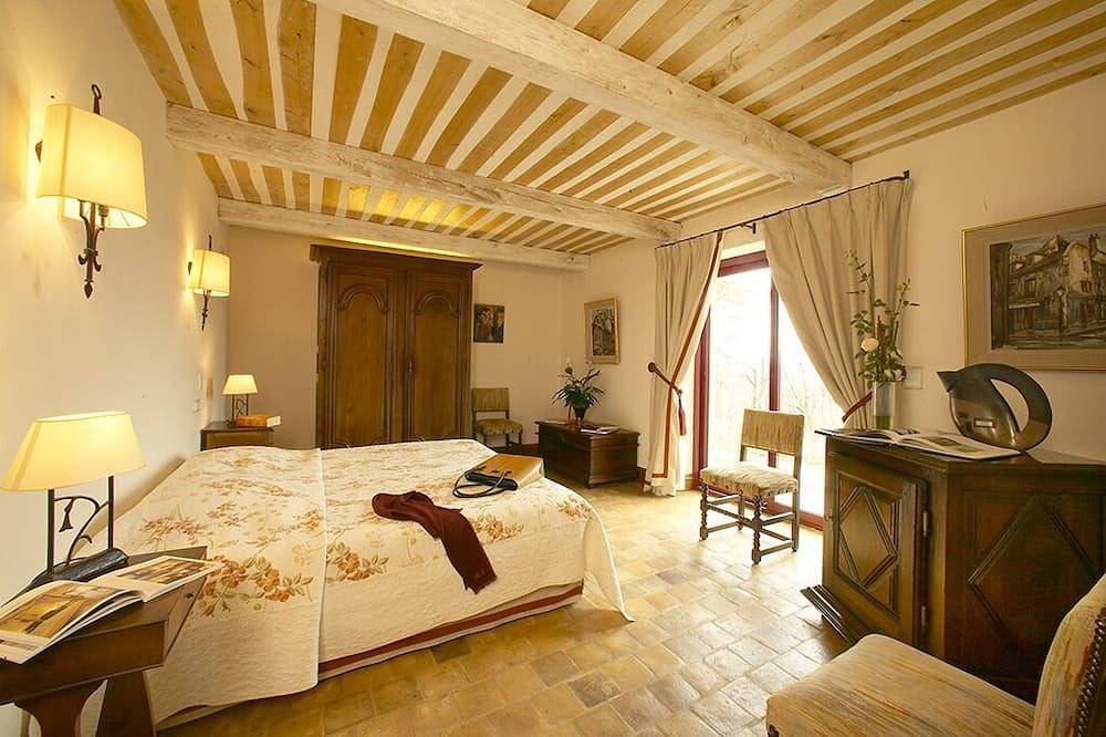 Luxurious large cottage 5 Star/pool/far-reaching views in beautiful countryside in Les Eyzies, Périgord Noir