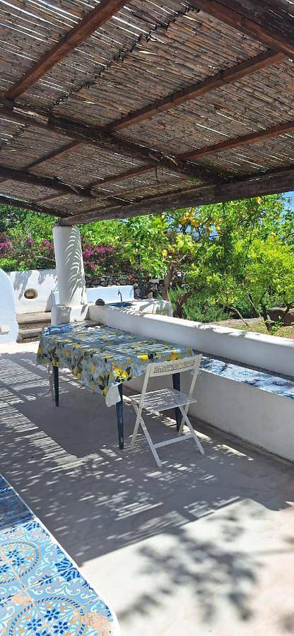 Location de vacances pour 2 personnes, avec vue ainsi que terrasse et jardin à Filicudi - 3