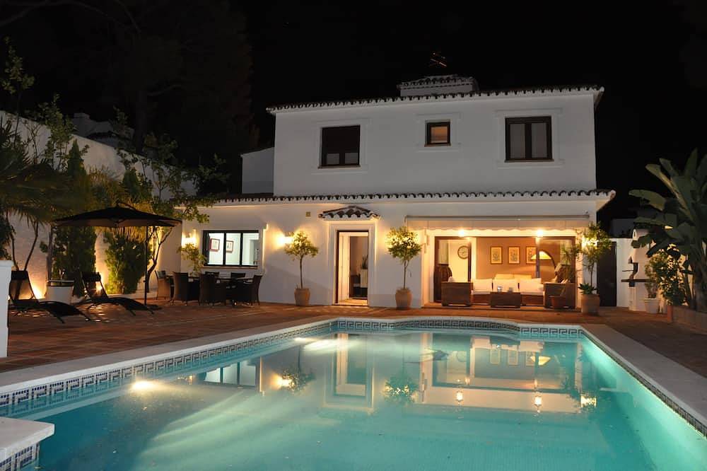 Villa con piscina para unas vacaciones inolvidables en familia in Marbella Centro, Marbella
