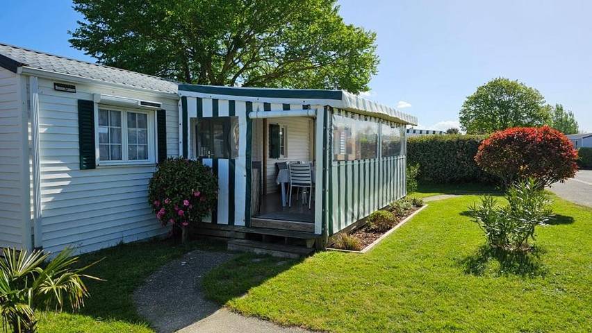 Parc de vacances pour 4 personnes, avec piscine ainsi que jacuzzi et jardin en Vendée