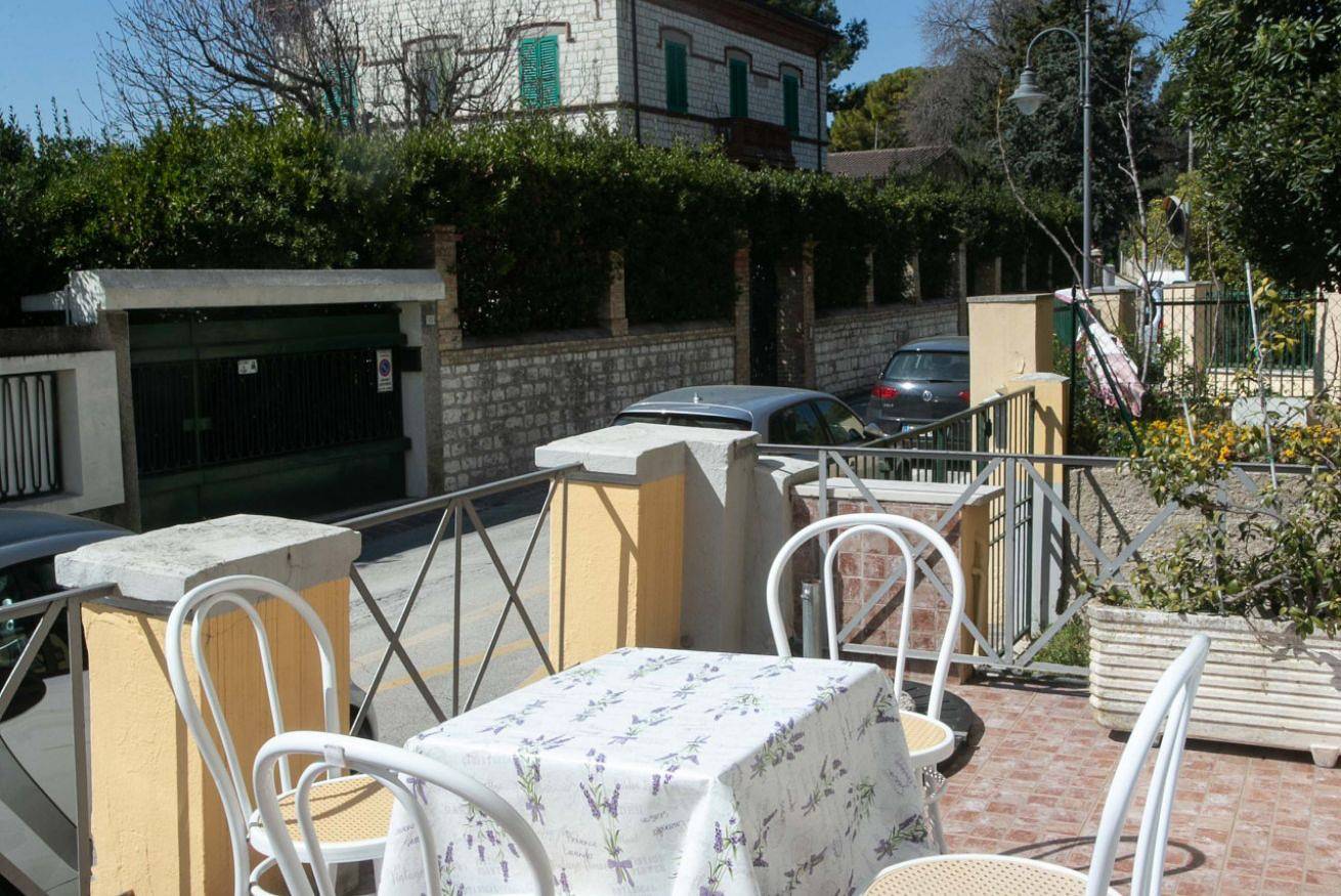 Entire apartment, N050 - Numana, three-room apartment in the center with porch and park in Sirolo, Riviera del Conero