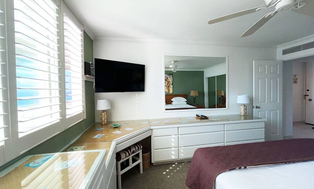 Ganze Wohnung, Hale Kona Kai 312 - Absolute Oceanfront Condo with wraparound lanai in Kailua-Kona, South Kona