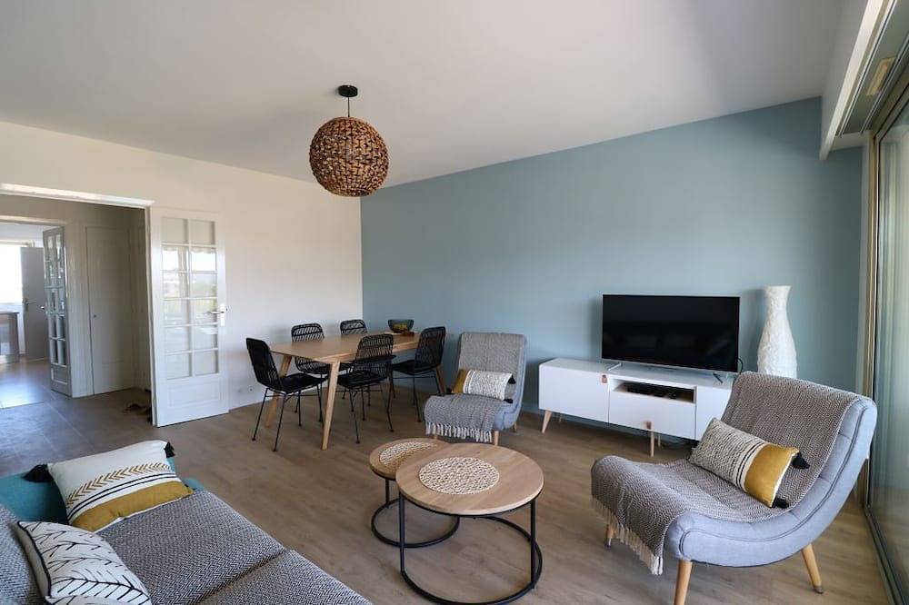 Entire apartment, Lovely apartment with seaview from balcony in Saint-Laurent-du-Var, Cannes region