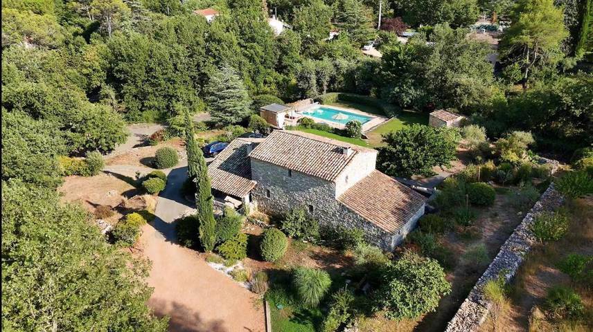 Appartement de vacances pour 3 personnes, avec terrasse et jardin ainsi que vue et piscine