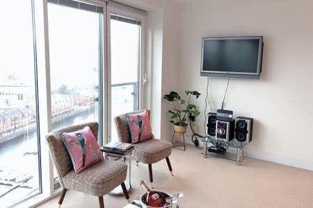 Entire apartment, Apartment with Lake View in Swansea, Swansea region