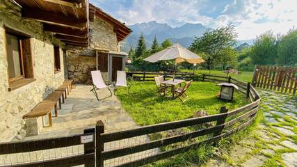Gîte pour 4 personnes, avec jardin ainsi que vue et terrasse, adapté aux familles à Oulx