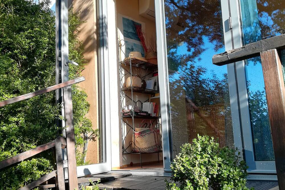 Entire apartment, Apartment with garden and garage Meyrargues. Stays of up to 7 days. in Meyrargues, Aix-en-Provence region