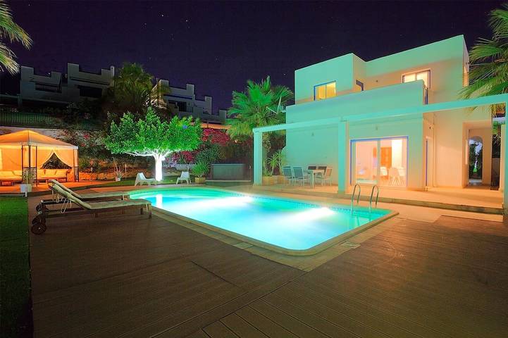 Villa for 6 people, with balcony and hot tub as well as garden in Mojácar