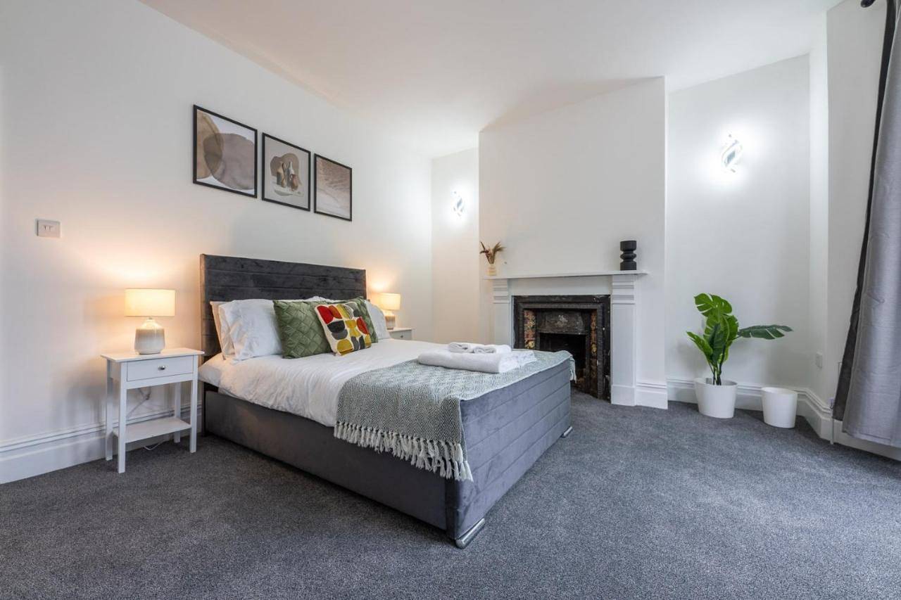 Spacious 6Br Cardiff House w/ Free Parking in Cardiff Bay, Cardiff