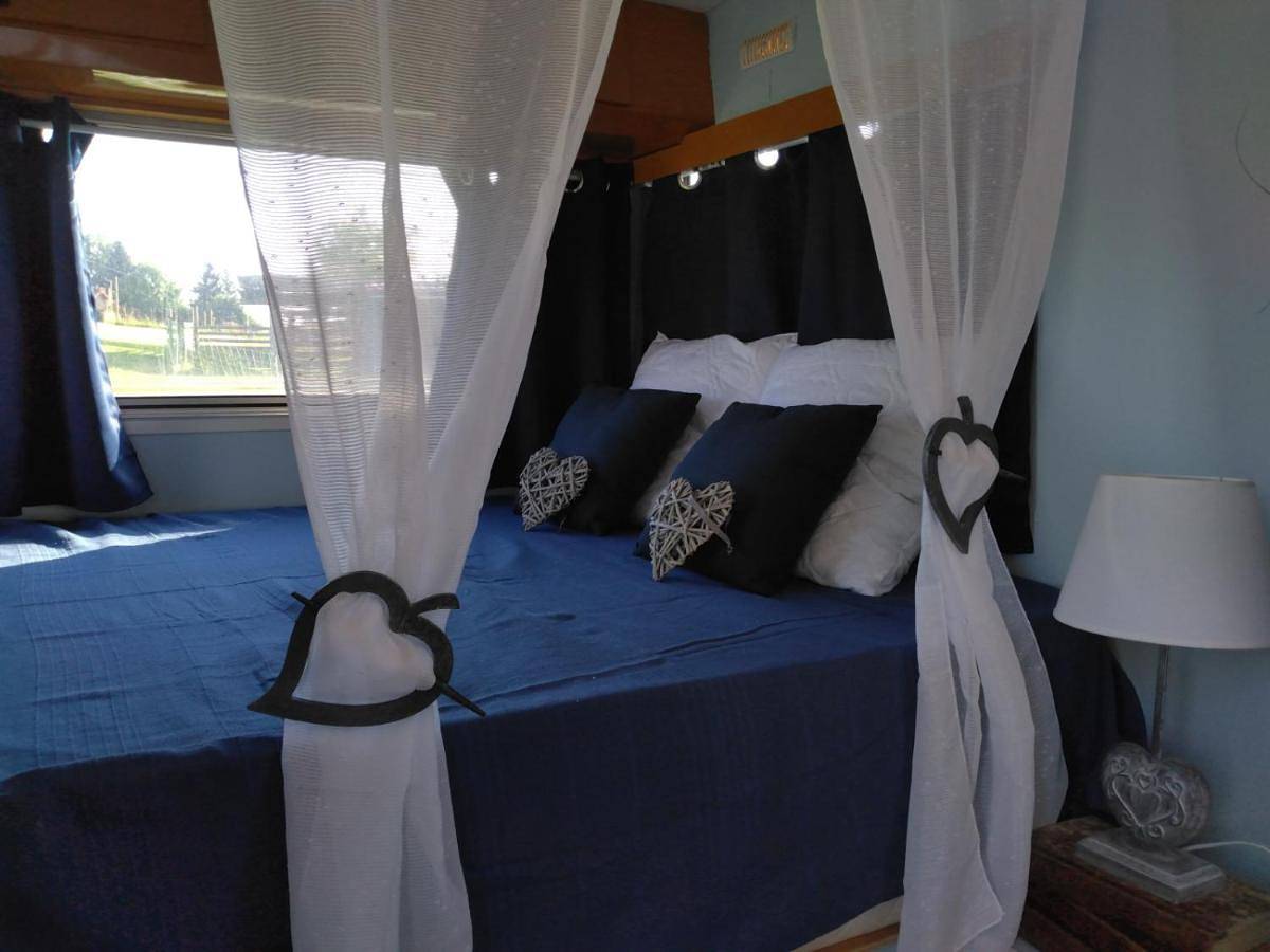 Caravane romantique " La Seventies" avec jacuzzi privatif in Lapalisse, Région de Vichy
