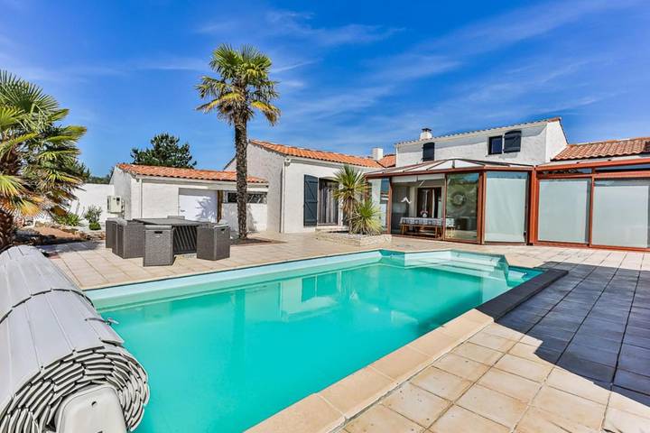 Maison de vacances pour 7 personnes, avec terrasse ainsi que jardin et piscine
