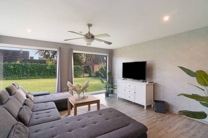 Ferienhaus 'Neeborg' mit privater Terrasse, privatem Garten und WLAN in Zetel, Südliche Nordseeküste