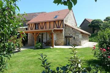 Gîte pour 4 personnes, avec terrasse ainsi que piscine et jardin à Saint-Geniès