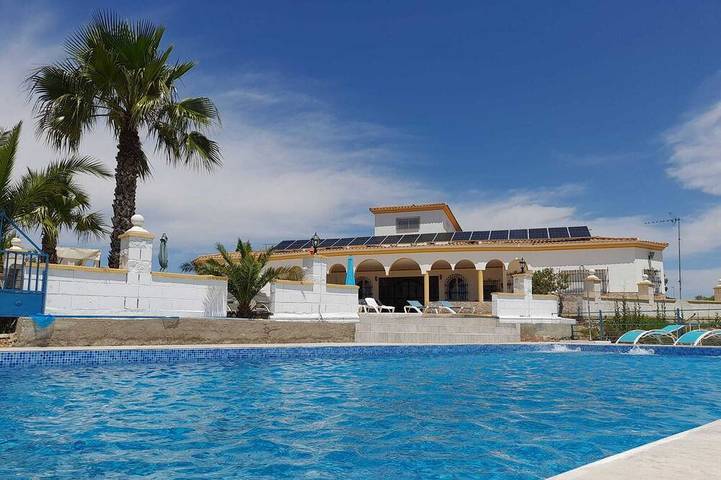 Gîte pour 14 personnes, avec terrasse et jacuzzi à Lora del Río