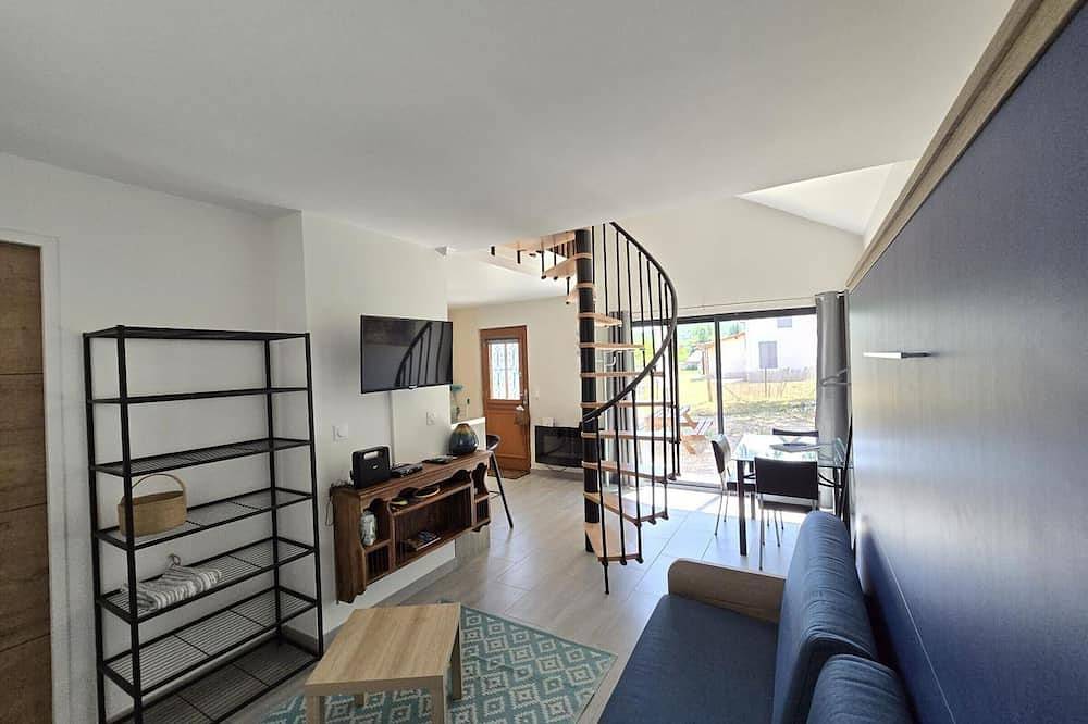 Entire apartment, Charming studio with private garden in the heart of Dordogne in Coly-Saint-Amand, Périgord Noir