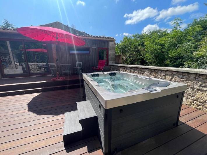 Gîte pour 2 personnes, avec jardin ainsi que vue et terrasse, animaux acceptés à La Gripperie-Saint-Symphorien - 4