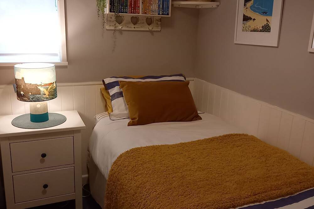 'Beach House' style cabin in secluded valley 1 mile from Bantham beach in Thurlestone, South Devon