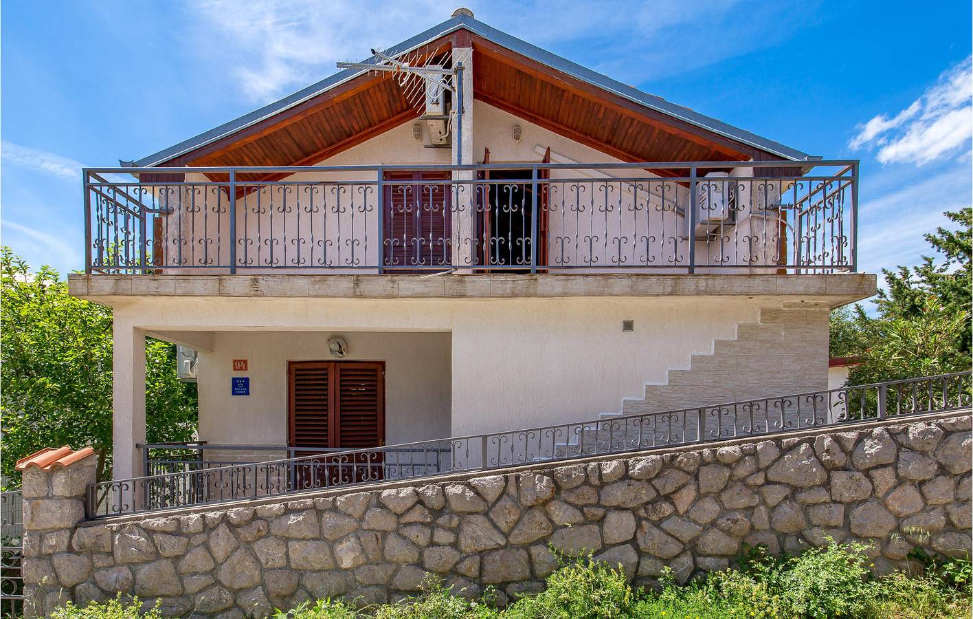 Modernes 2-Zimmer-Apartment mit Terrasse, 2,5 km vom Strand entfernt und mit Parkplatz in Cesarica, Naturpark Velebit