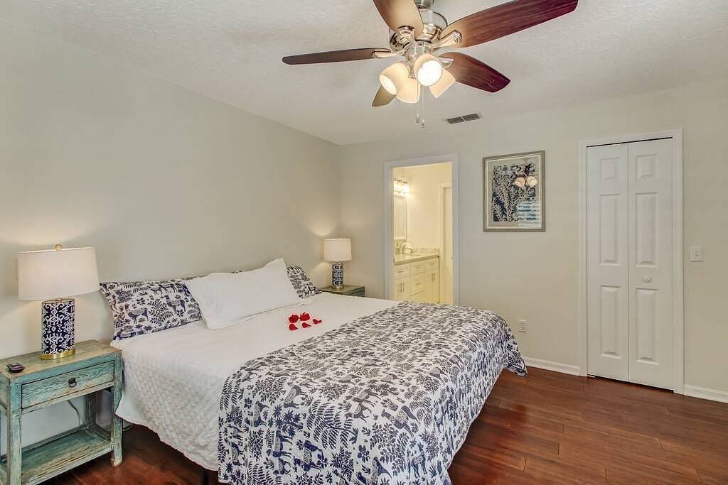 Coastal Classy | 5-min walk to quiet beach in Vilano Beach, St. Johns County