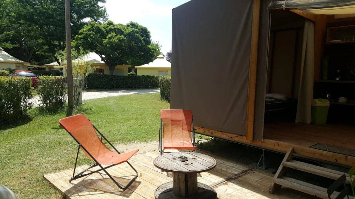 Zecamping 3 étoiles familial piscine chauffée cabane Bbq 17m2 in Hauterives, Région de Valence