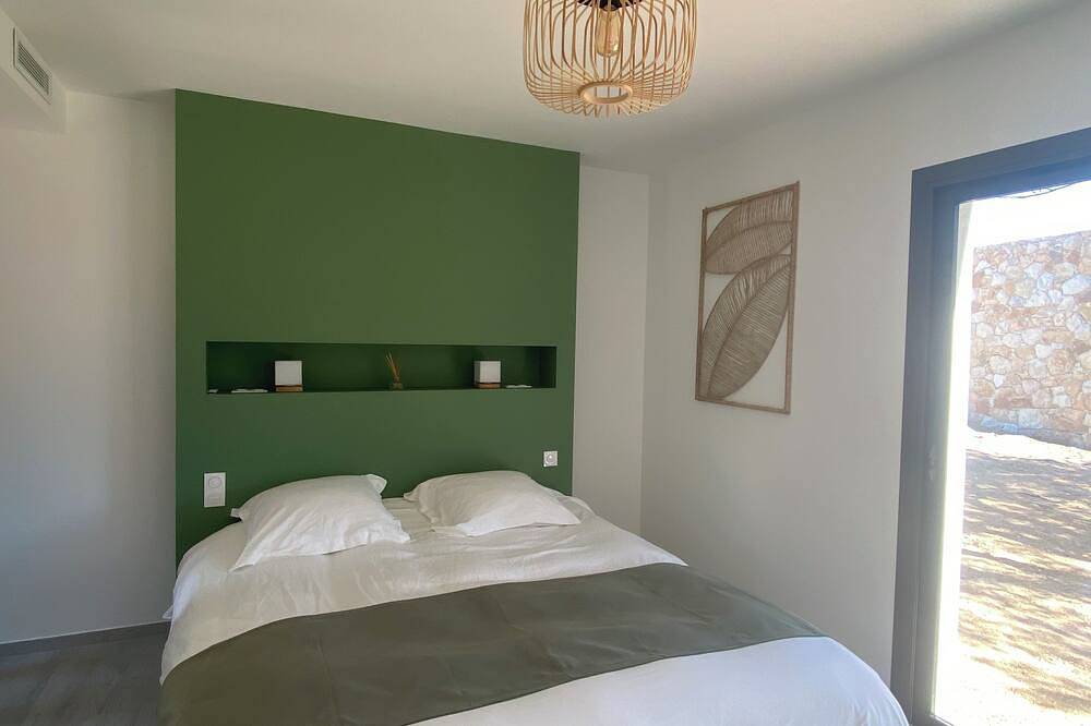 Villa d' architecte, avec superbe vue sur la baie de Calvi entre mer et montagne in Calvi, Région de Calvi