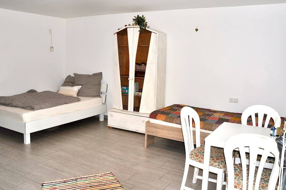 Appartement indépendant sur domaine équestre avec terrasse commune, jardin et Wi-Fi in Gomadingen, Neckar-Alb