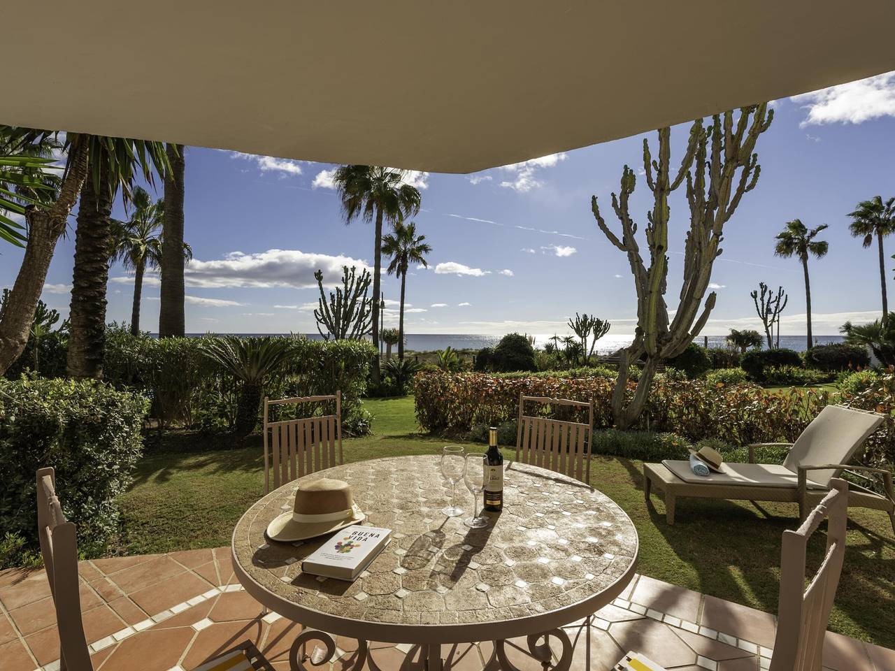 Entire apartment, Luxury beachfront apartment in Estepona in Saladillo Benamara, Estepona