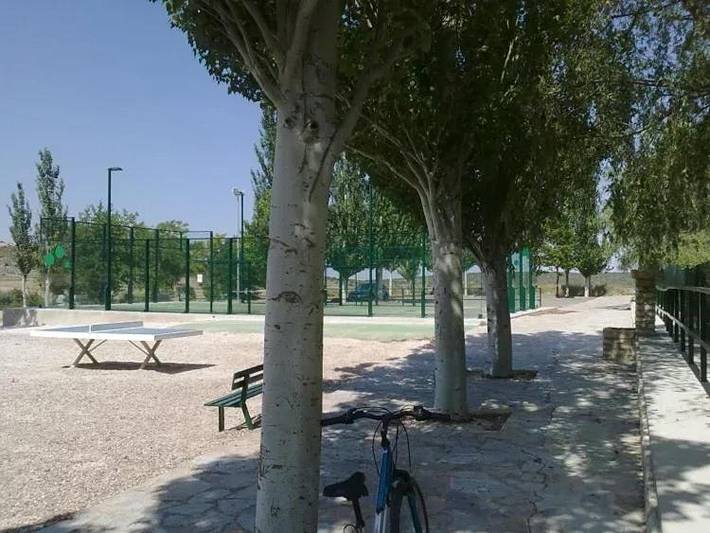 Casa de vacaciones para 19 personas, con piscina para niños y jardín además de piscina y vistas, Se admiten mascotas en Campo de Belchite - 2