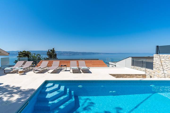 Ferienhaus für 12 Personen, mit Garten und Pool in Omis