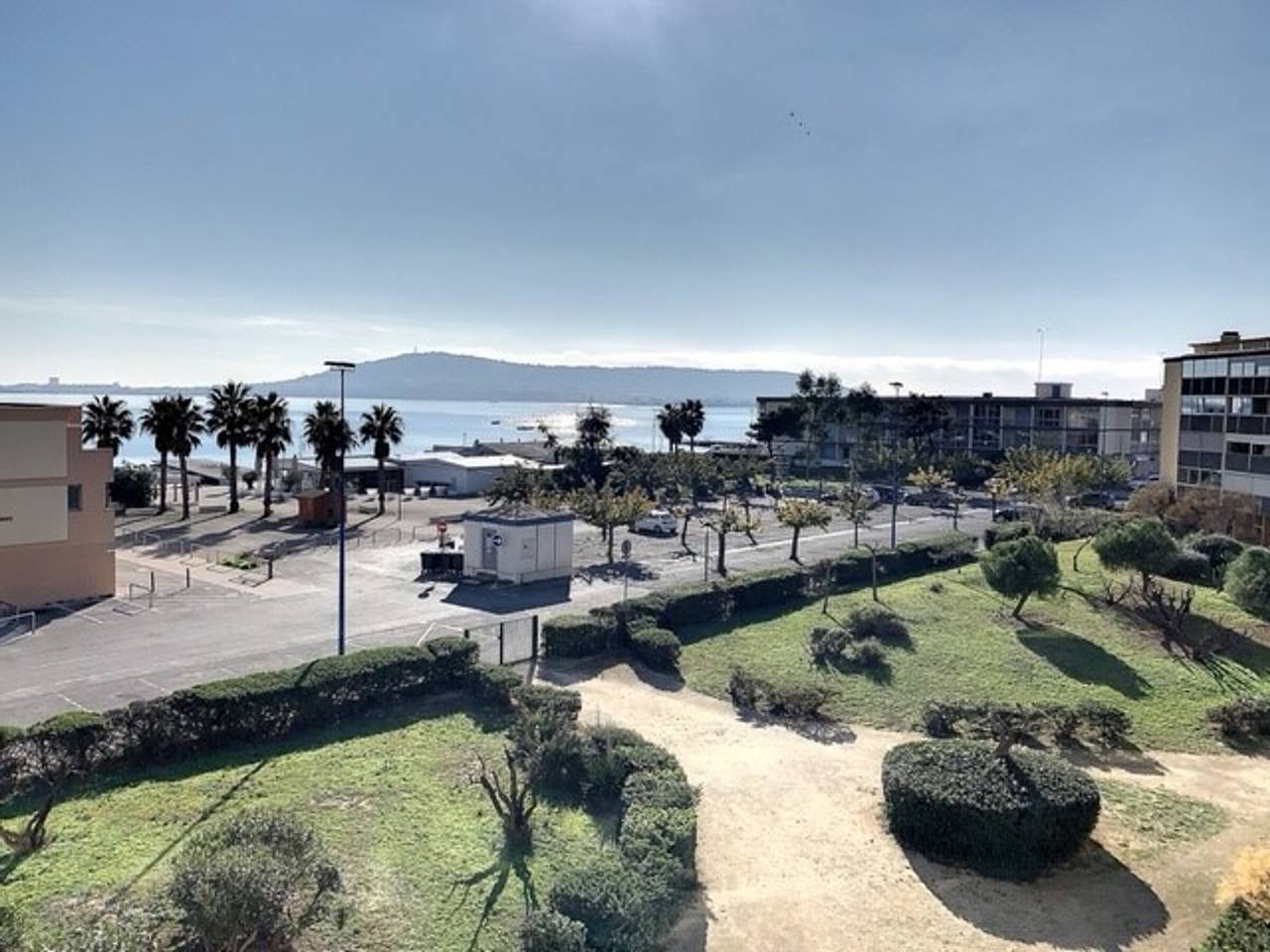 Entire apartment, Bright apartment in Balaruc-les-Bains, pets allowed in Balaruc-les-Bains, Côte d'Améthyste