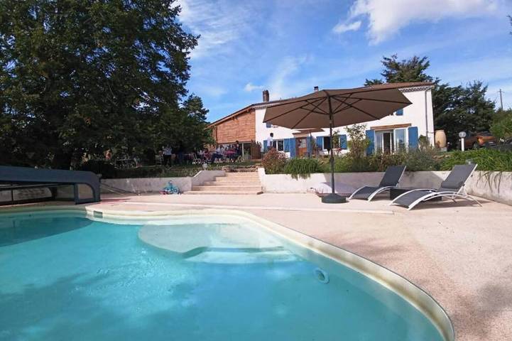 Location de vacances pour 5 personnes, avec piscine ainsi que jardin et terrasse à Hauterives