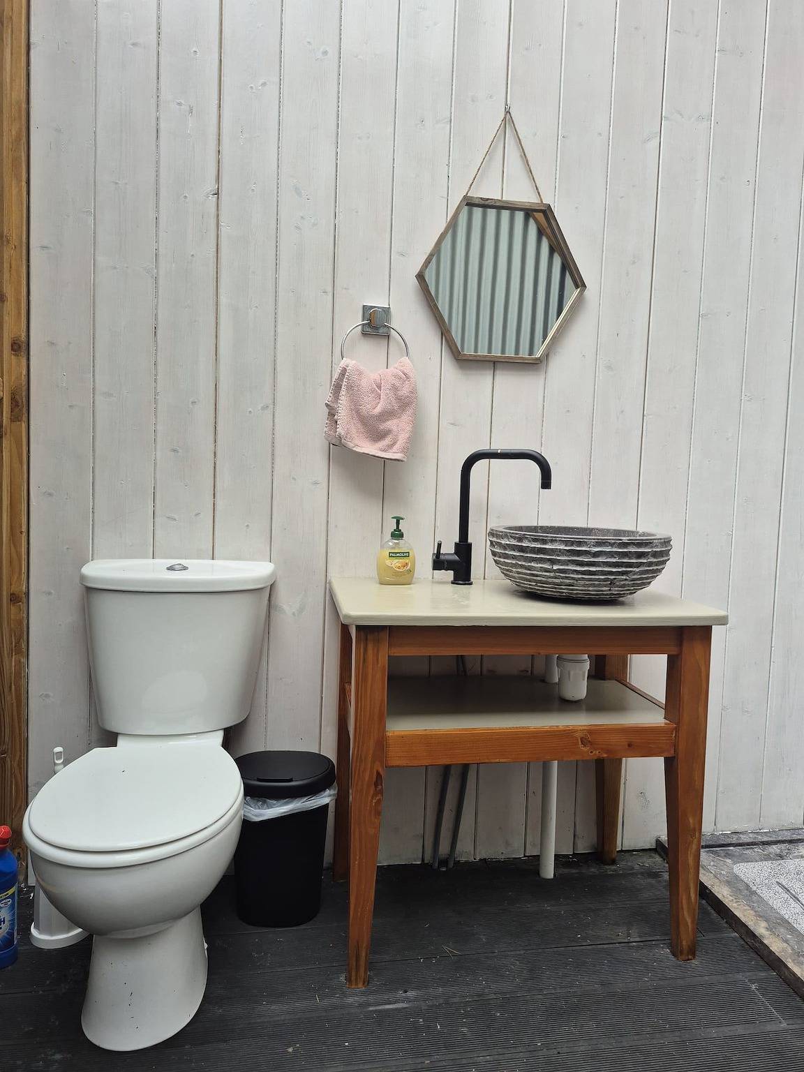 Unique Retreat, Sleeps 2 with Hot Tub & Pets Ok in Glenagarriff, County Cork