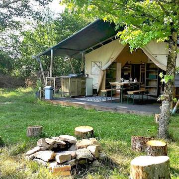 Tente pour 6 personnes, avec jardin ainsi que terrasse et vue, animaux acceptés dans Allier