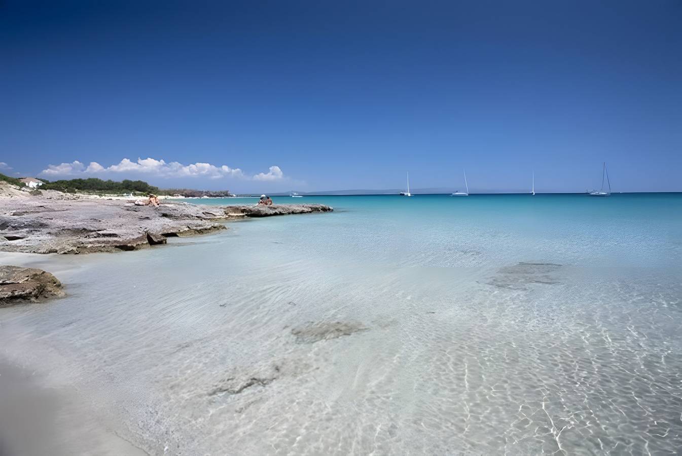 Apartamento entero, Apartamento 'Spiaggia E Relax' con terraza privada, jardín y aire acondicionado in Calasetta, Isla de Sant'Antioco