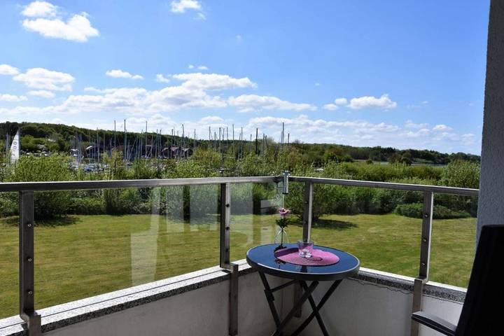 Ferienwohnung für 2 Personen, mit Balkon und Terrasse sowie Garten und Seeblick in Schausende