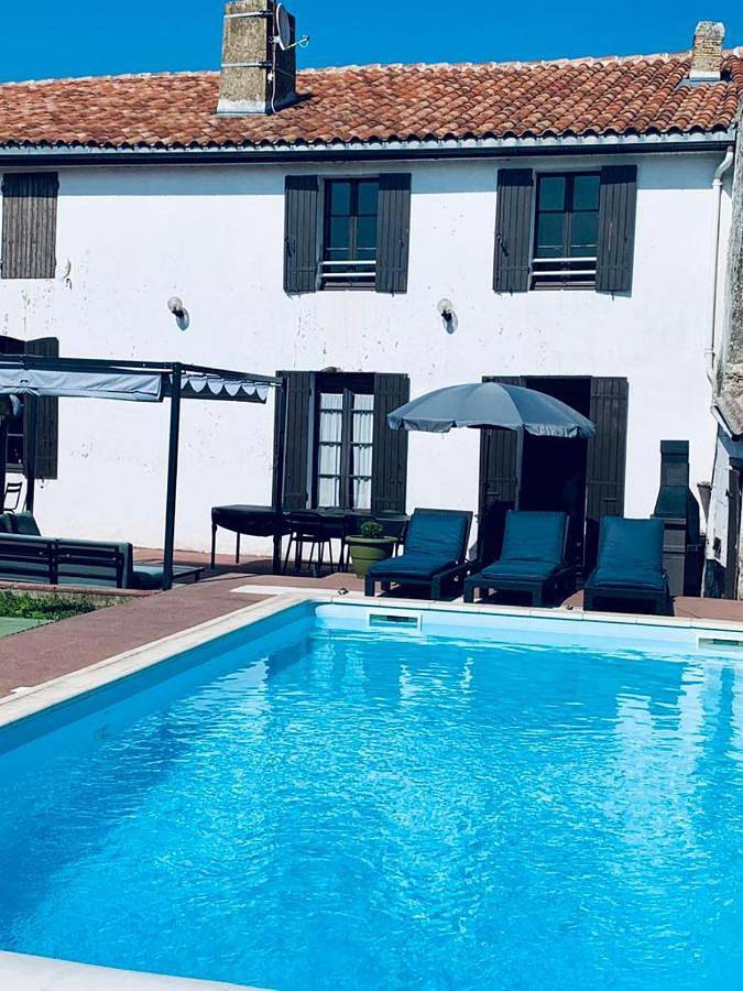 Location de vacances pour 10 personnes, avec terrasse ainsi que piscine et vue à Saint-Bonnet-sur-Gironde - 4