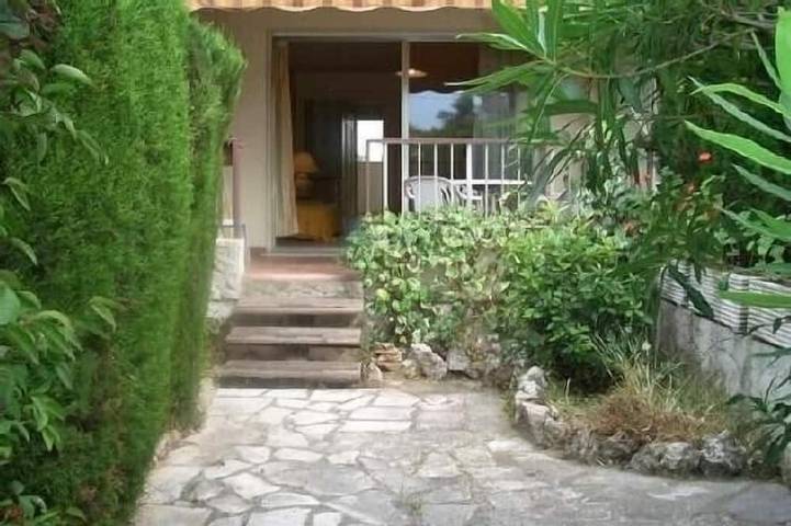Appartement entier, La Napoule - Grand Studio - Terrasse Sur Jardin - A 100m Des Plages in Mandelieu-la-Napoule, Massif de l'Esterel